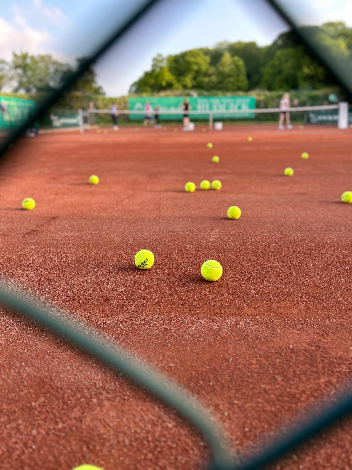 Tennisbälle liegen auf einem Tennisplatz