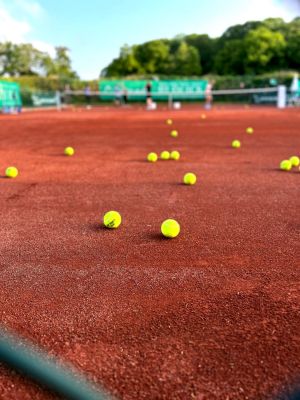 Tennisbälle liegen auf einem Tennisplatz