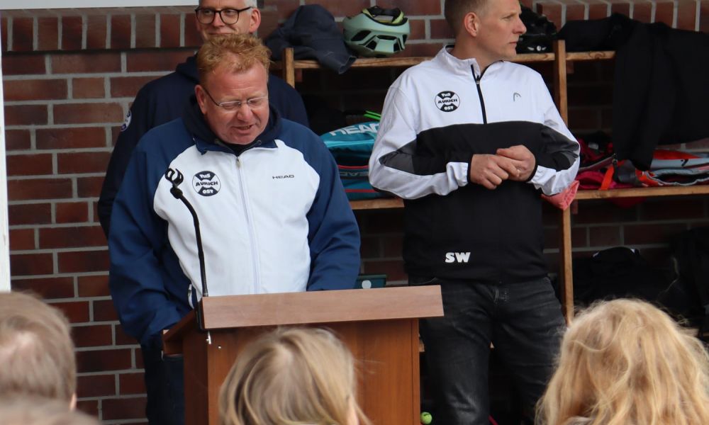 Die Vorstände des TuS Aurich-Ost halten eine Rede