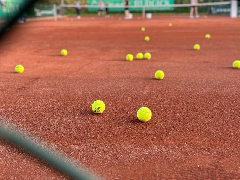 Tennisbälle liegen auf einem Tennisplatz
