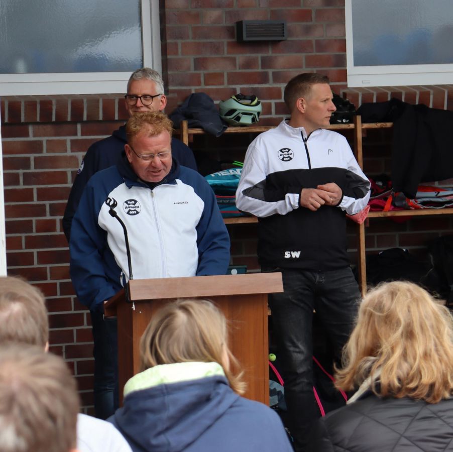 Die Vorstände des TuS Aurich-Ost halten eine Rede